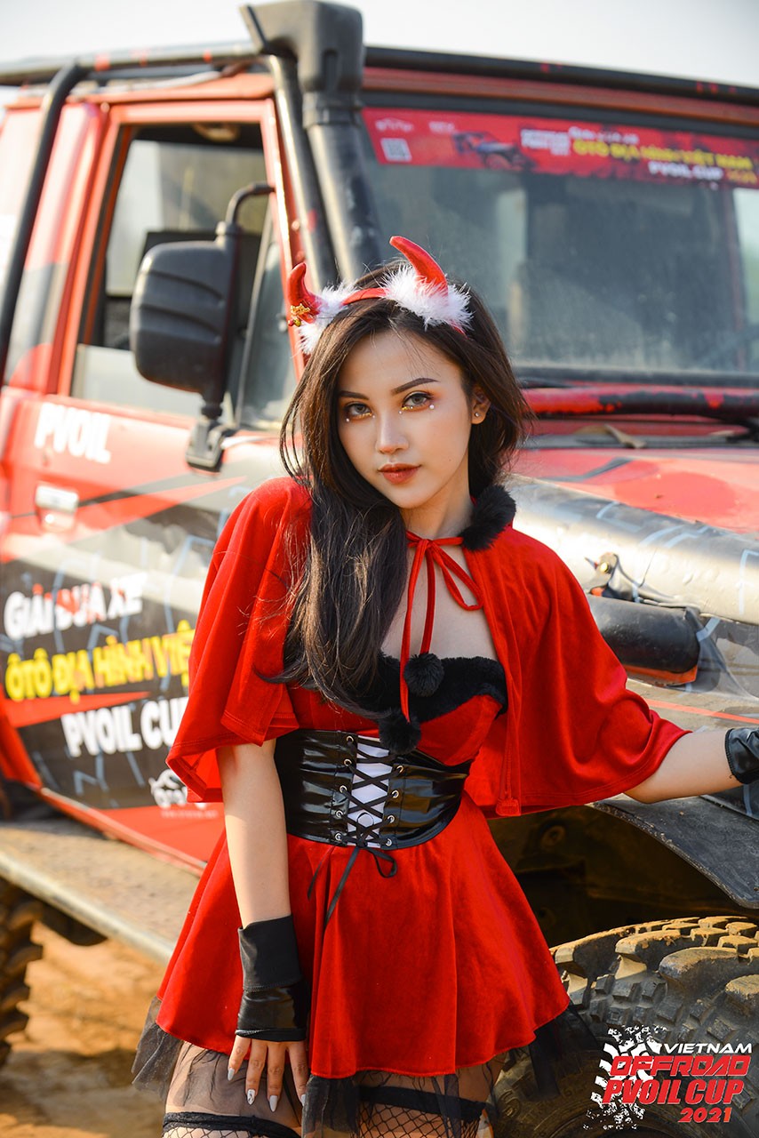 PVOIL VOC 2021: Thiếu nữ diện đồ Giáng sinh bên 'chiến binh' offroad