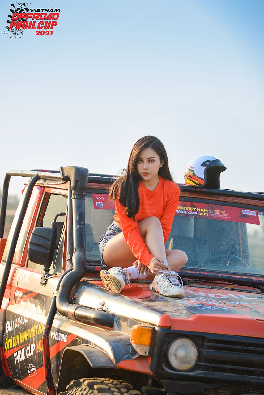 PVOIL VOC 2021: Thiếu nữ diện đồ Giáng sinh bên 'chiến binh' offroad