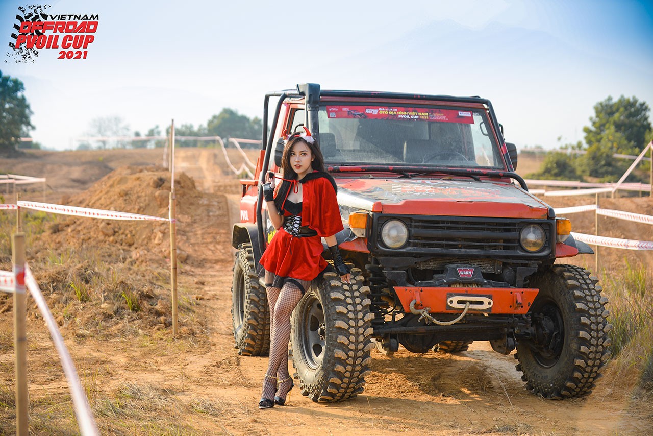 PVOIL VOC 2021: Thiếu nữ diện đồ Giáng sinh bên 'chiến binh' offroad