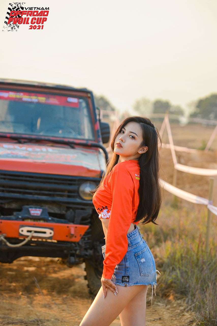 PVOIL VOC 2021: Thiếu nữ diện đồ Giáng sinh bên 'chiến binh' offroad