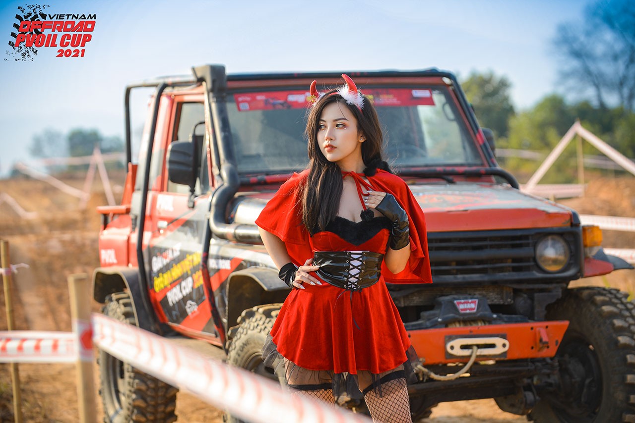 PVOIL VOC 2021: Thiếu nữ diện đồ Giáng sinh bên 'chiến binh' offroad