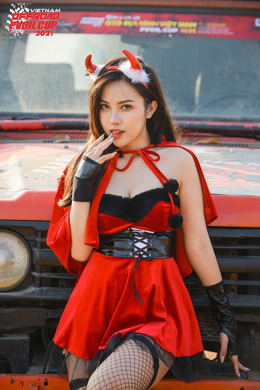 PVOIL VOC 2021: Thiếu nữ diện đồ Giáng sinh bên 'chiến binh' offroad