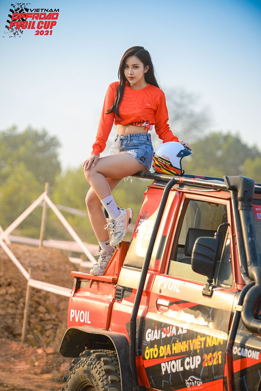 PVOIL VOC 2021: Thiếu nữ diện đồ Giáng sinh bên 'chiến binh' offroad