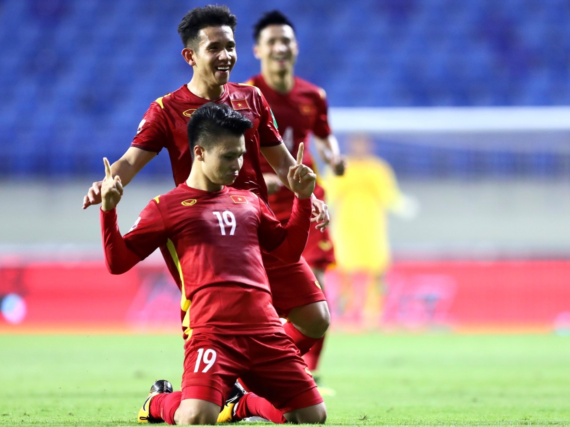 “Lên ép luôn! Xin lỗi!” “Lên ép luôn! Xin lỗi!”