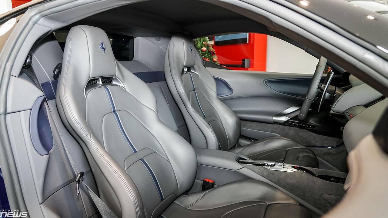 Chi tiết Ferrari SF90 Stradale màu xanh dương giá 37 tỷ đồng tại Việt Nam