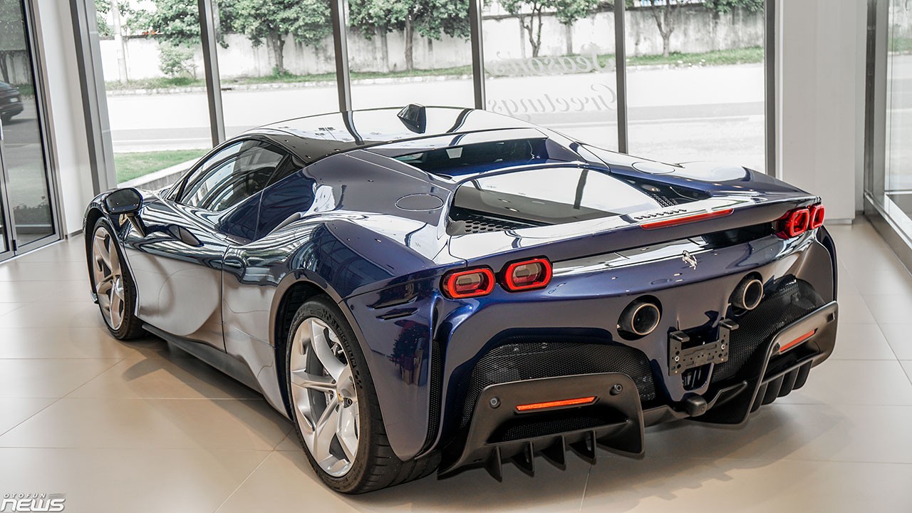 Chi tiết Ferrari SF90 Stradale màu xanh dương giá 37 tỷ đồng tại Việt Nam