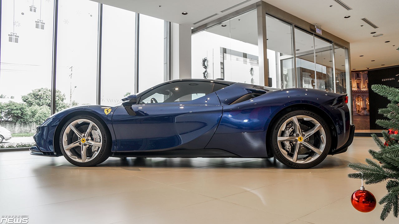 Chi tiết Ferrari SF90 Stradale màu xanh dương giá 37 tỷ đồng tại Việt Nam