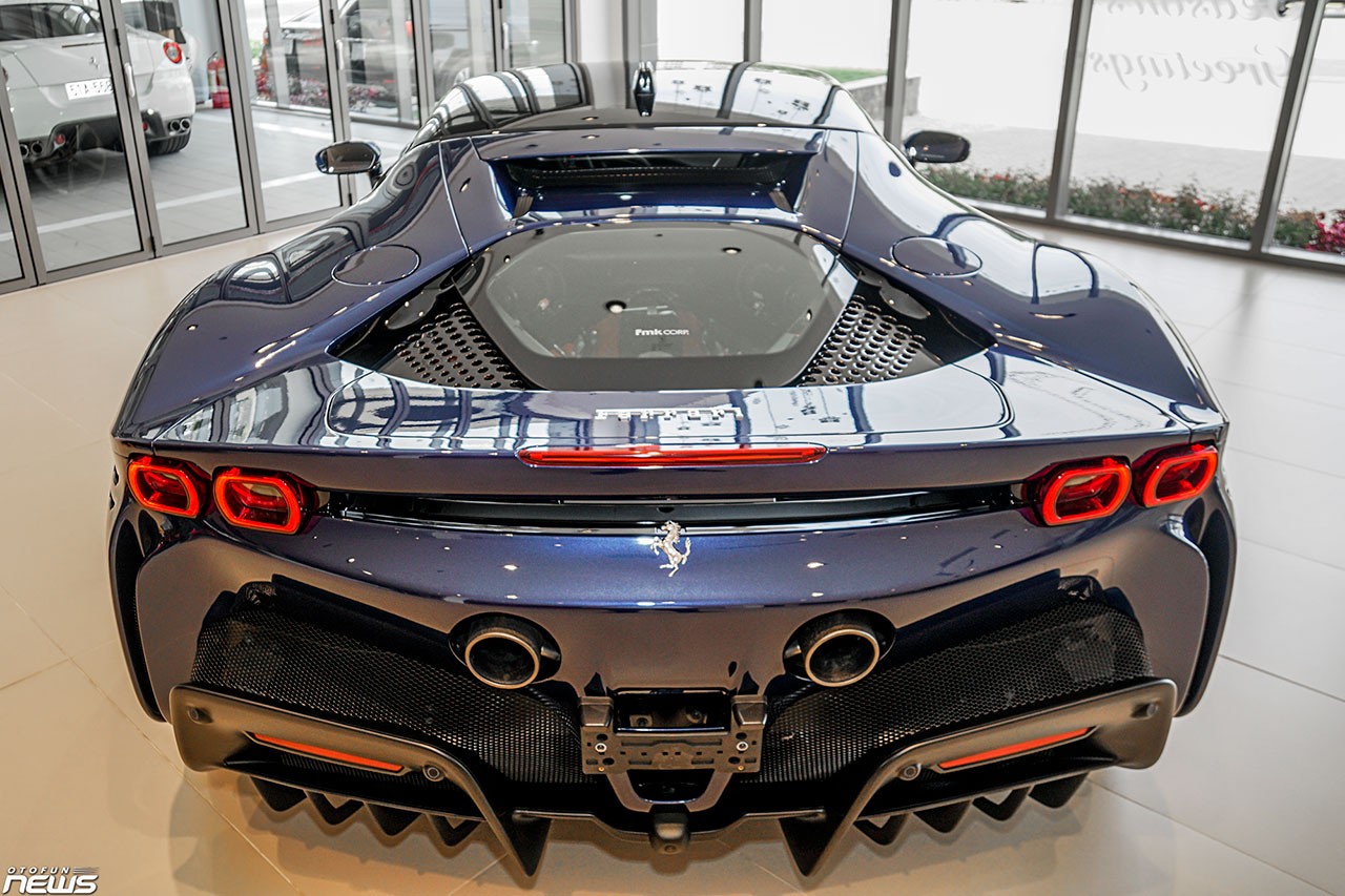 Chi tiết Ferrari SF90 Stradale màu xanh dương giá 37 tỷ đồng tại Việt Nam