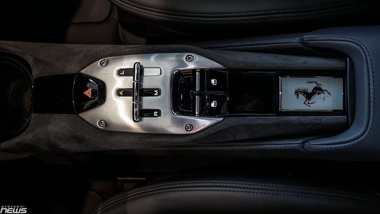 Chi tiết Ferrari SF90 Stradale màu xanh dương giá 37 tỷ đồng tại Việt Nam