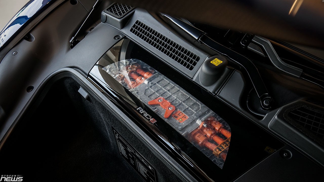 Chi tiết Ferrari SF90 Stradale màu xanh dương giá 37 tỷ đồng tại Việt Nam