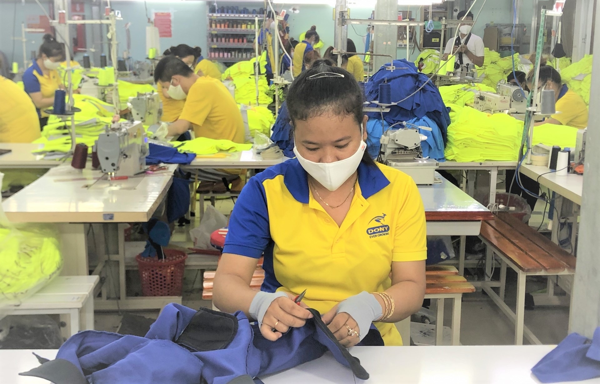 Người lao động mong chờ thưởng Tết sau một năm khó khăn vì dịch bệnh Người lao động mong chờ thưởng Tết sau một năm khó khăn vì dịch bệnh