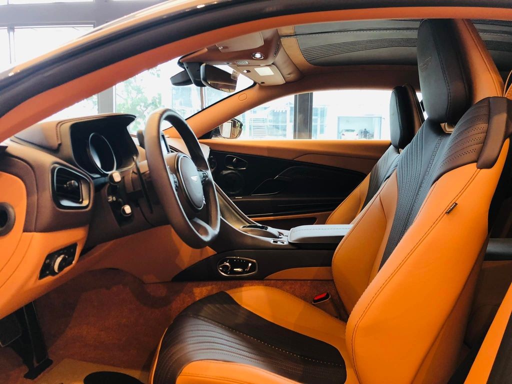 Aston Martin DB11 màu xám China có mặt tại Việt Nam Aston Martin DB11 màu xám China có mặt tại Việt Nam