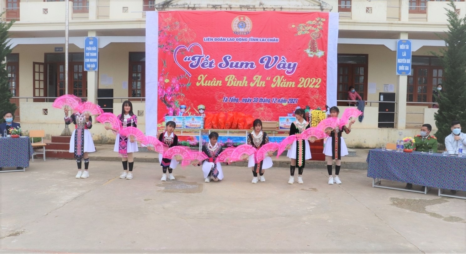 “Tết sum vầy” ở xã miền núi Lai Châu