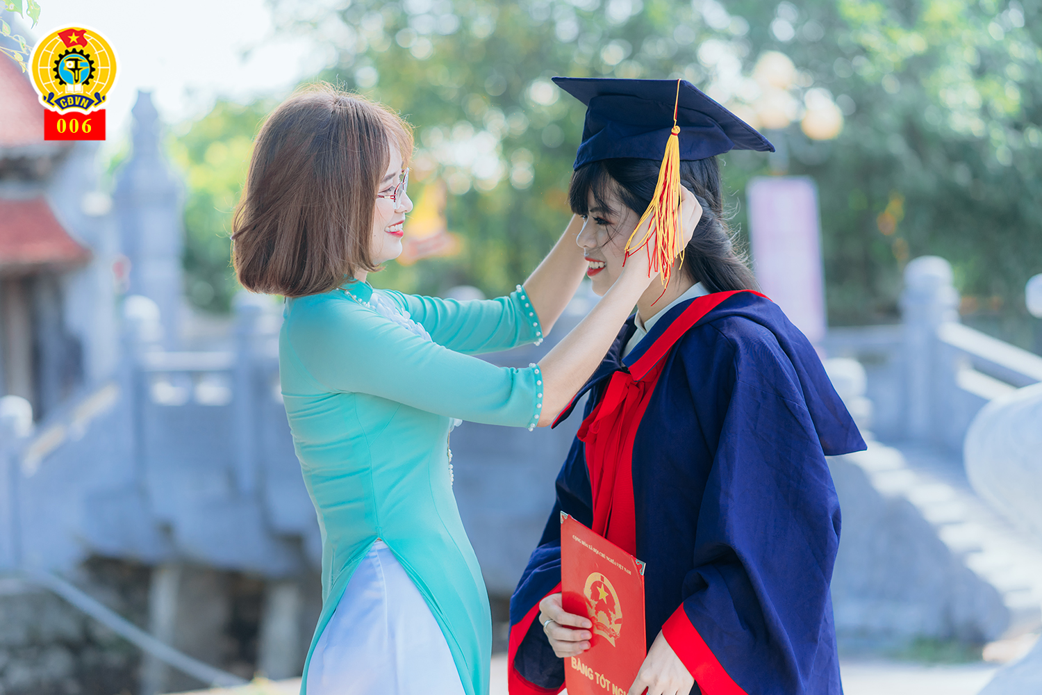 Giáo viên chắm sóc chia sẻ với học sinh chuẩn bị lễ tốt nghiệp