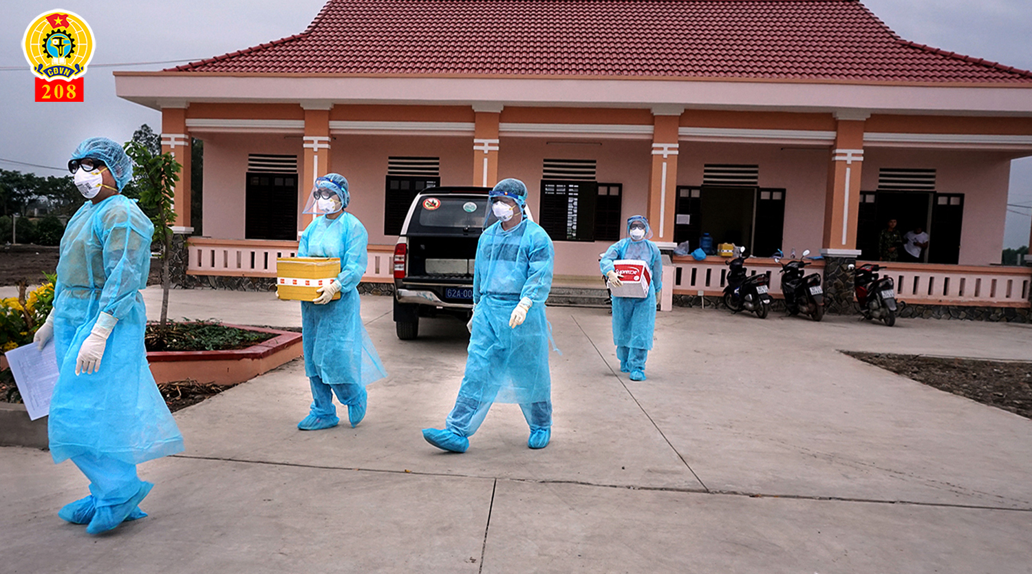 Nhân viên y tế Trung tâm kiểm soát bệnh tật tỉnh Long An đang tiến hành lấy mẩu xét nghiệm Covid 19 tại khu cách ly tập trung Đại đội bộ binh Mộc Hóa huyện Mộc Hóa tỉnh Long An