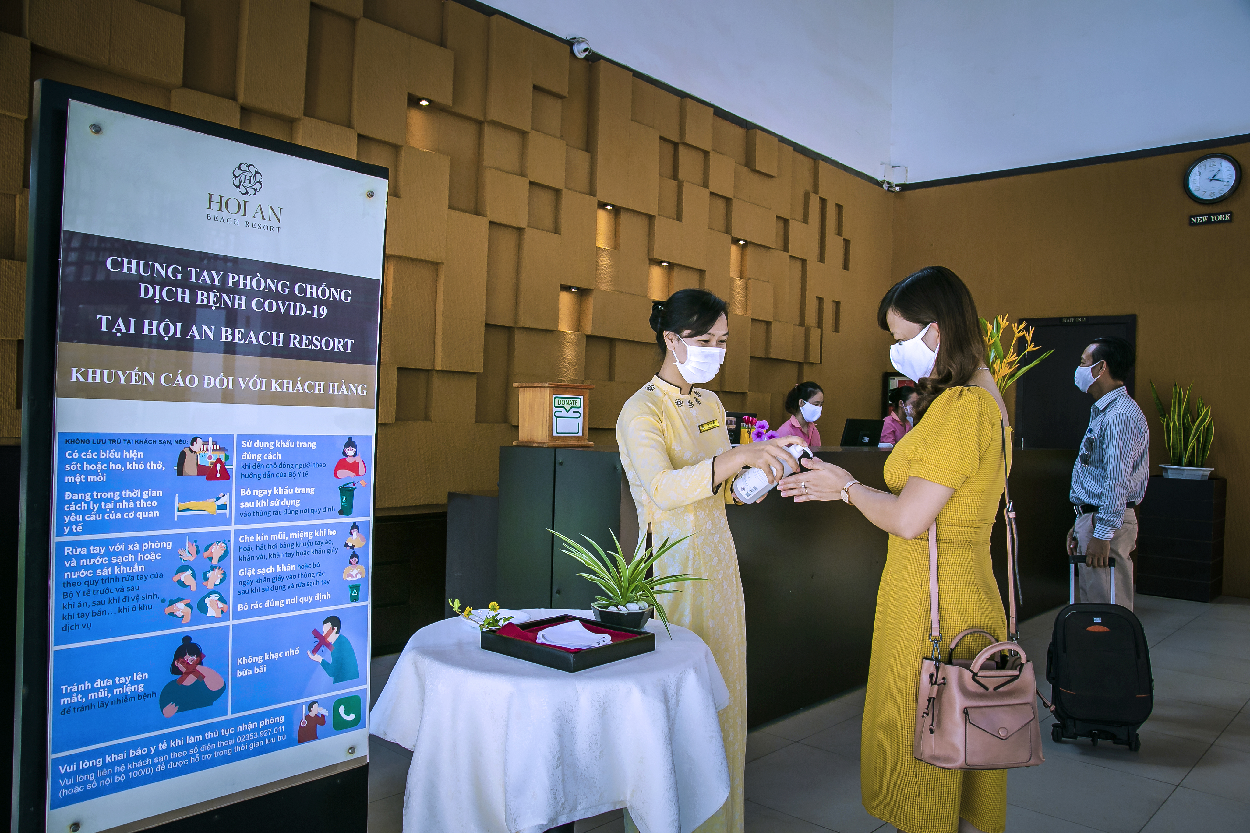 Khử khuẩn tay cho khách du lịch