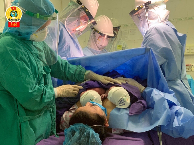 Các y bác sĩ Bệnh viện Sản Nhi Quảng Ninh thực hiện ca sinh mổ đặc biệt cho sản phụ đang trong thời gian cách ly tại bệnh viện