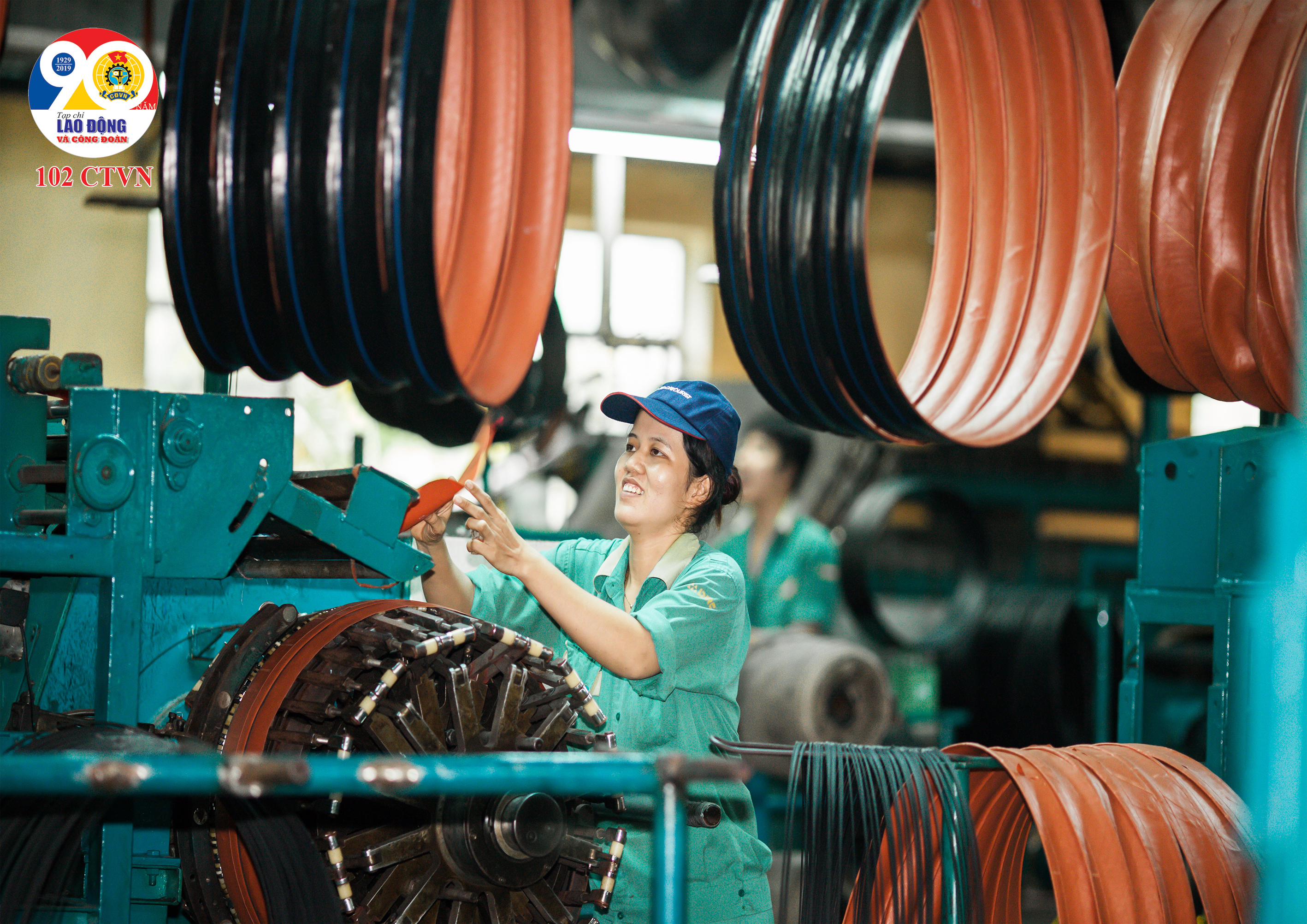 Niềm vui của công nhân ở xưởng thành hình lốp xe đạp xí nghiệp săm lốp xe đạp xe máy công ty CP Cao su Đà Nẵng