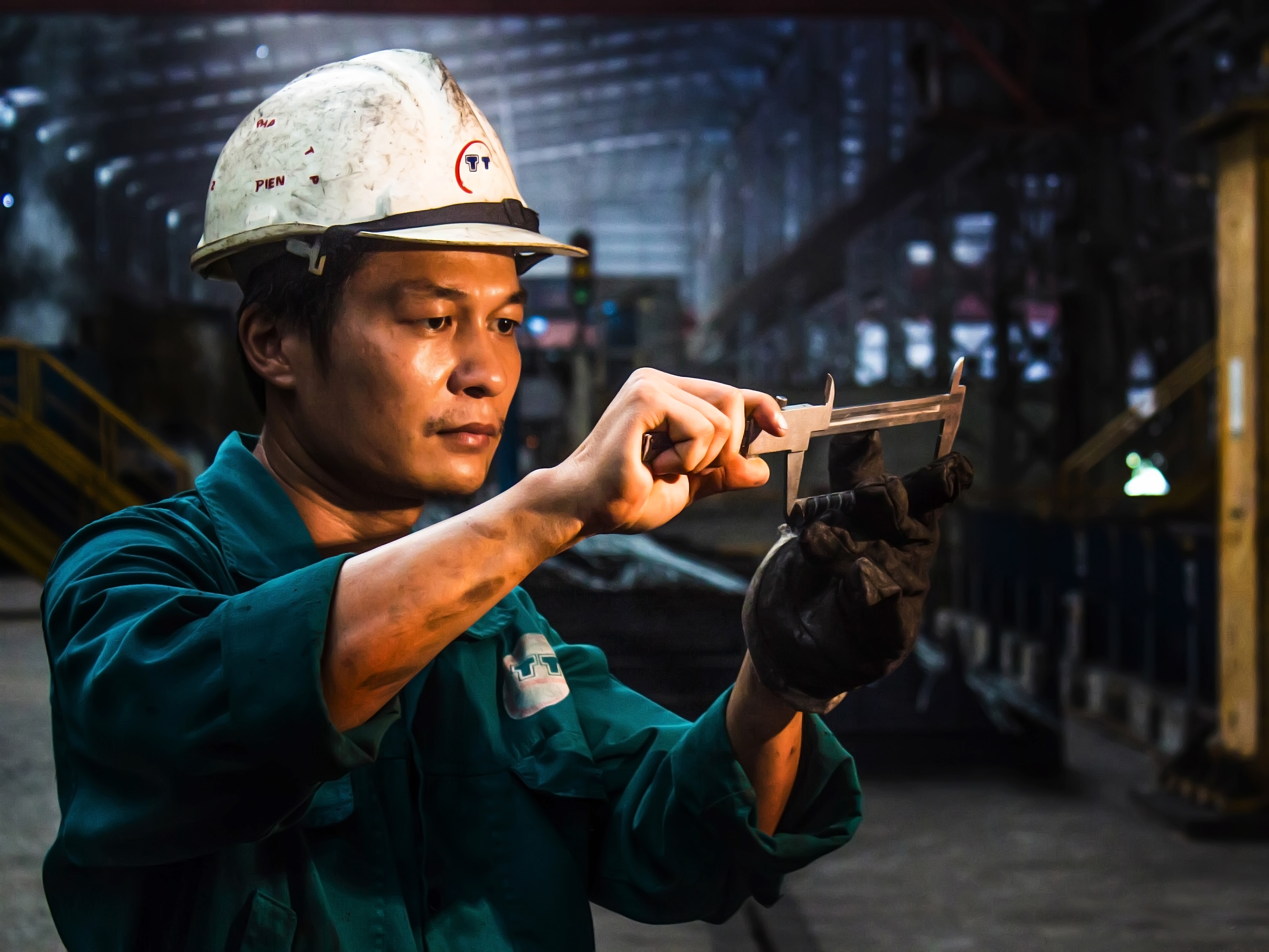 kỹ sư Nguyễn Xuân Triển của nhà máy thép Thái Trung công việc hàng ngày của anh là đo mẫu cán thép nóng đo kiểm tra sản phẩm trọng lượng kích thước đạt chuẩn hay ko chuẩn