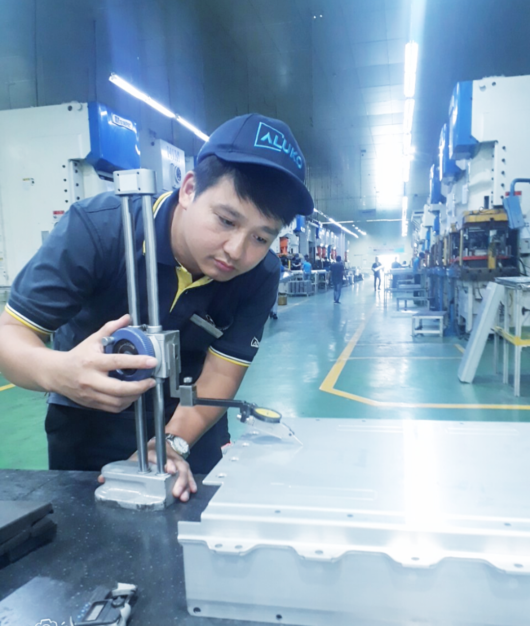 Anh Bùi Văn Thắng Ủy viên BCH CDCS kỹ sư Công ty CP Alutec Vina đang trực tiếp xuống xưởng tham gia vào quá trình sản xuất các linh phụ kiện tivi Samsung 