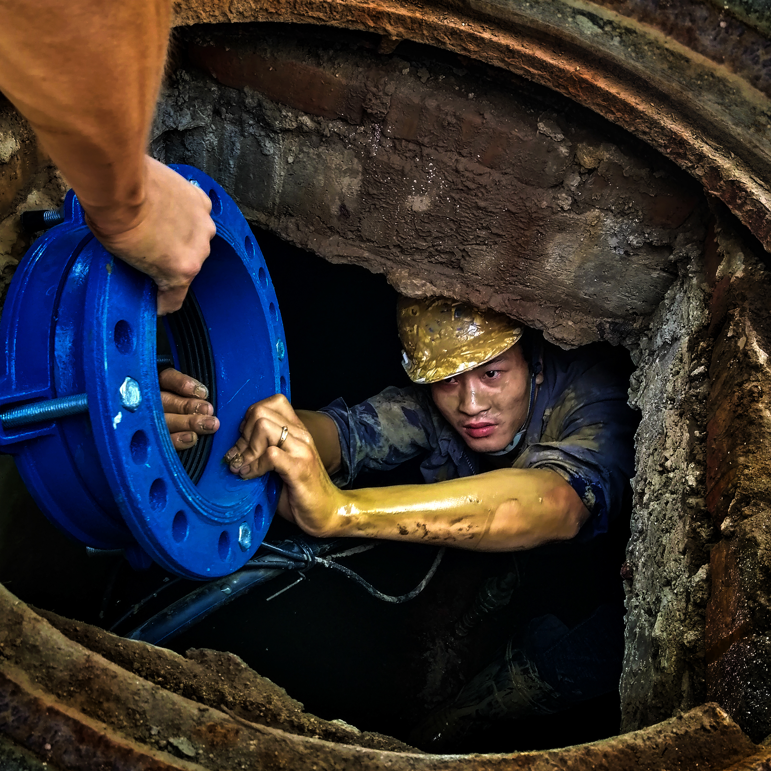 công nhân công ty nước sạch Hà Nội đang sửa đường ống