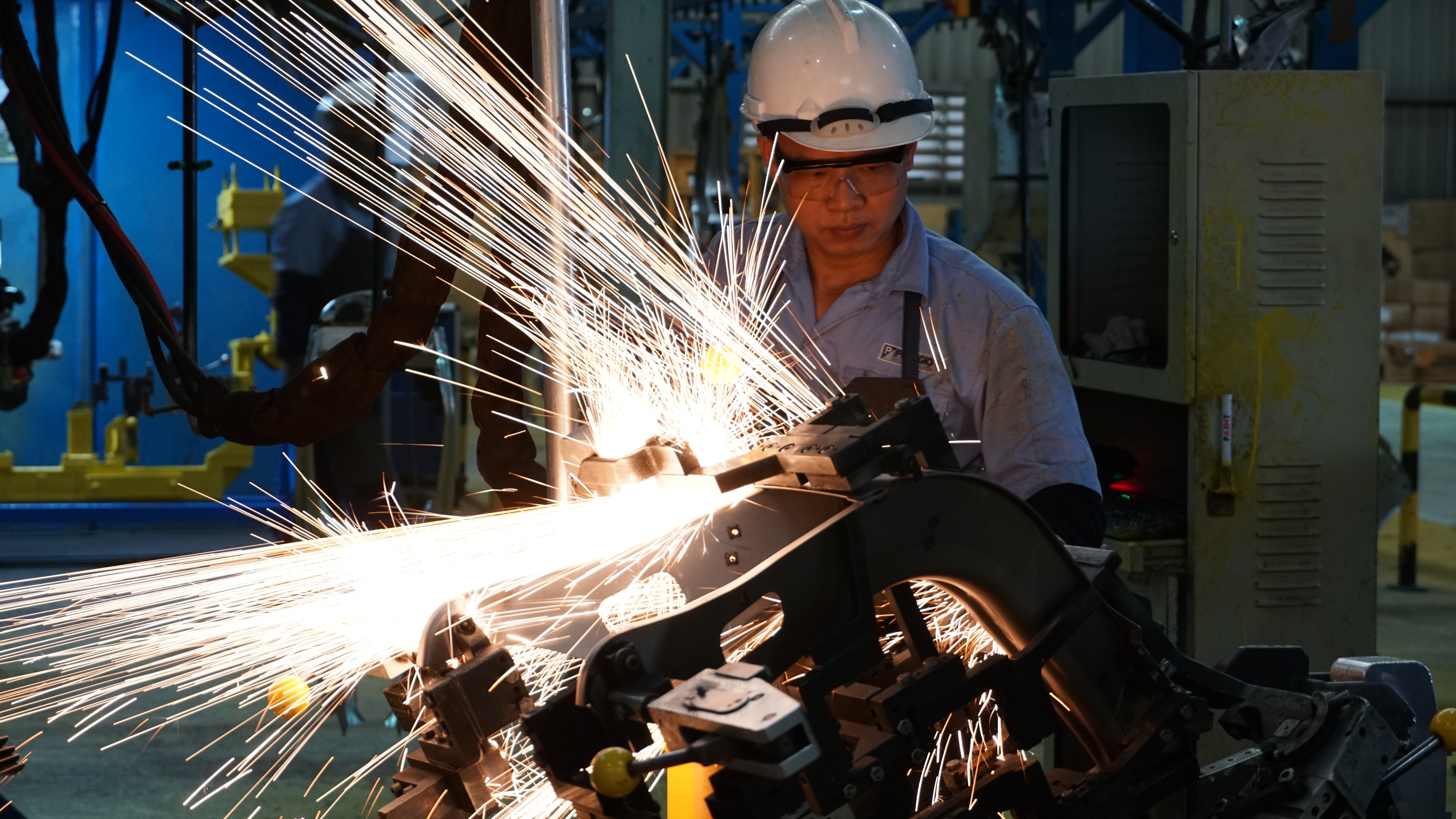 công nhân hàn các linh kiện trên khung xe Vespa tại Xưởng Hàn Công ty Piaggio Việt Nam KCN Bình Xuyên tỉnh Vĩnh Phúc 