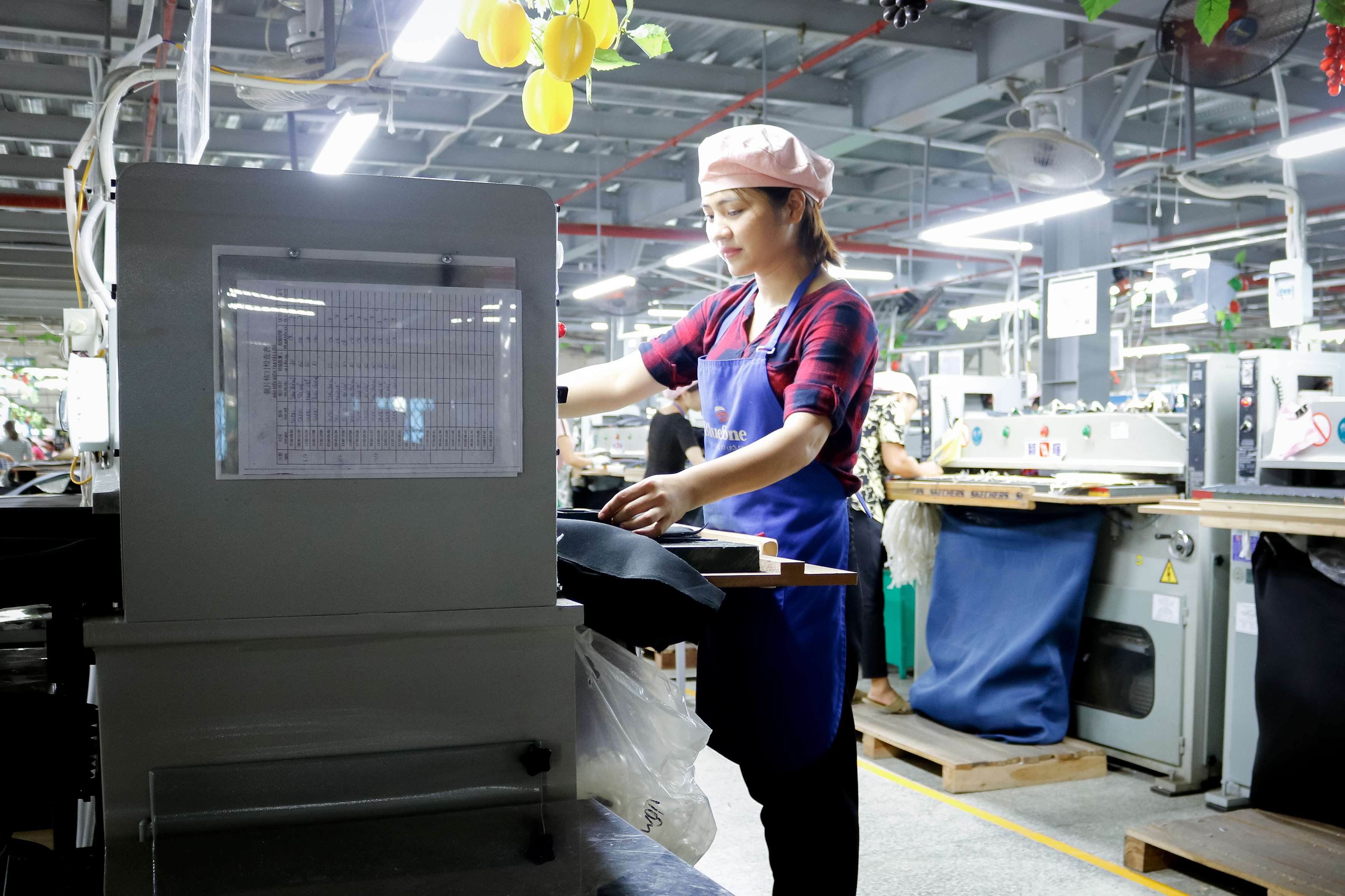 công nhân đang lao động sản xuất tại xưởng chặt nhà máy công ty TNHH Lợi Tín