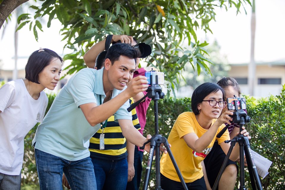 Đồng chí Cao Văn Tiến Trang, Chủ tịch Công đoàn Công ty TNHH May NienHsing Ninh Bình và các đồng nghiệp trong buổi học chụp ảnh, quay phim Đồng chí Cao Văn Tiến Trang Chủ tịch Công đoàn Công ty TNHH May NienHsing Ninh Bình và các đồng nghiệp trong buổi học chụp ảnh quay phim