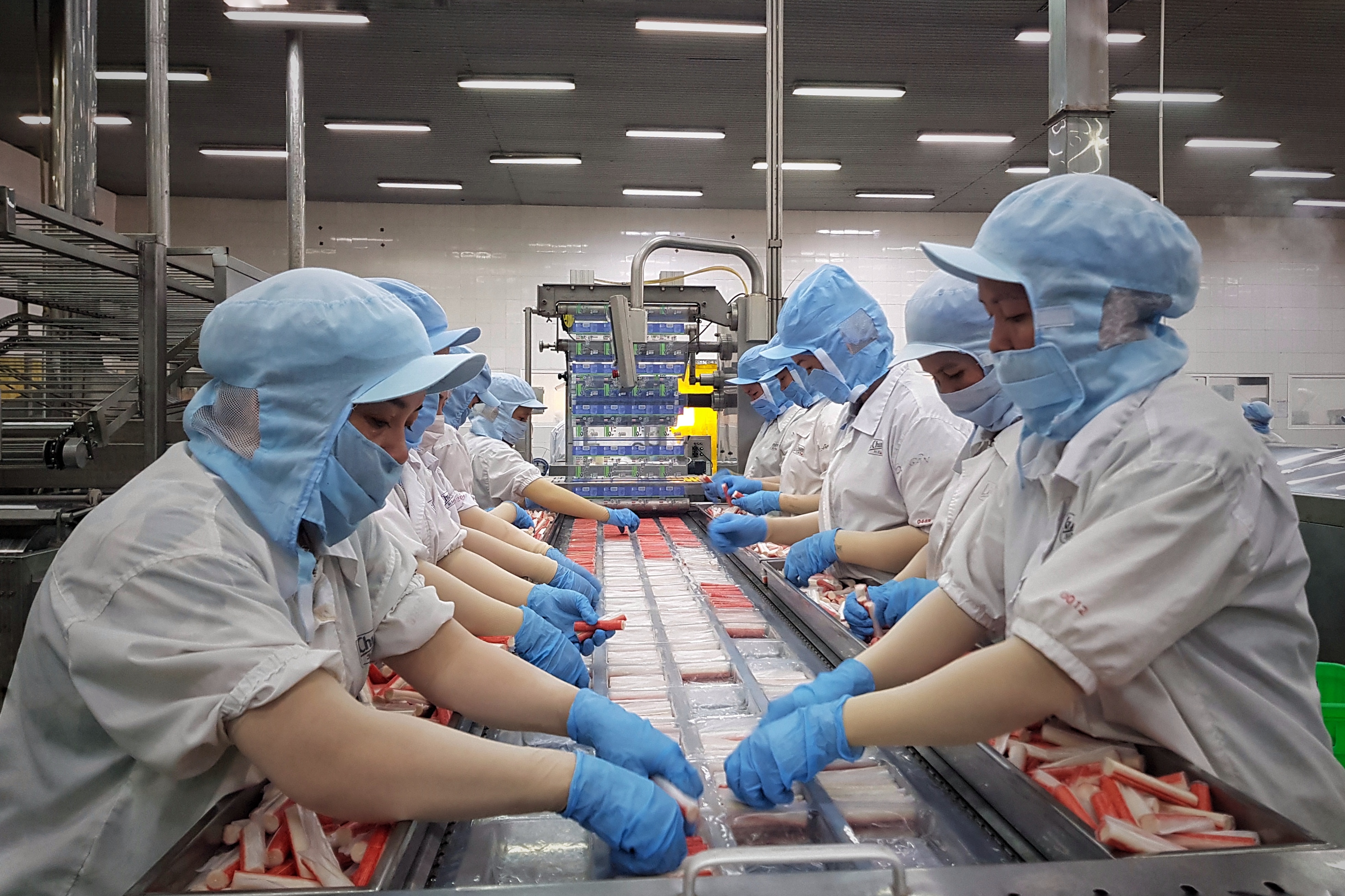 Công nhân công đoàn công ty Lichuanfood đang đóng gói thanh chả cua 