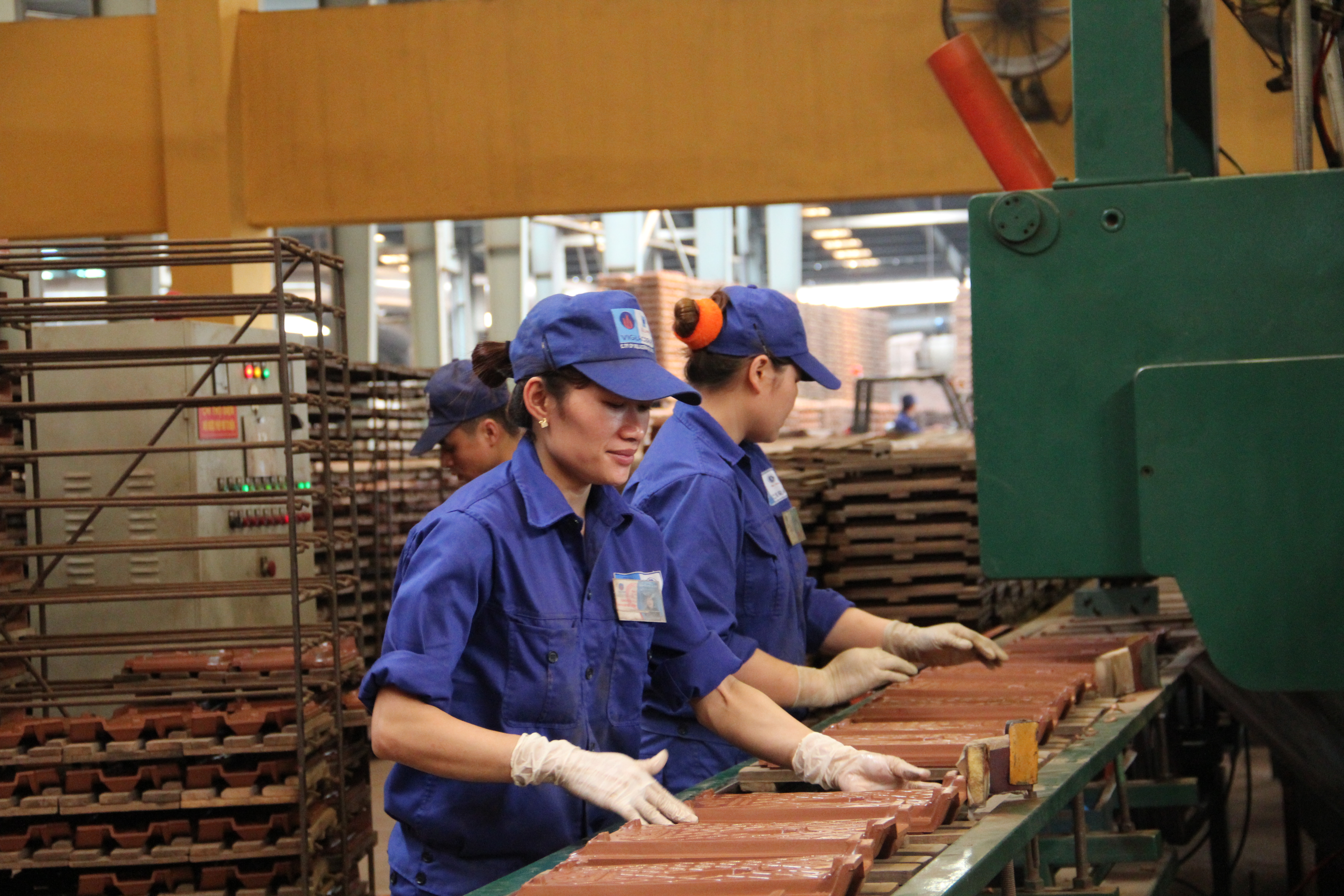 Nữ Công nhân Viglacera Hạ Long làm việc tại dây chuyền sản xuất gạch ngói Nữ Công nhân Viglacera Hạ Long làm việc tại dây chuyền sản xuất gạch ngói