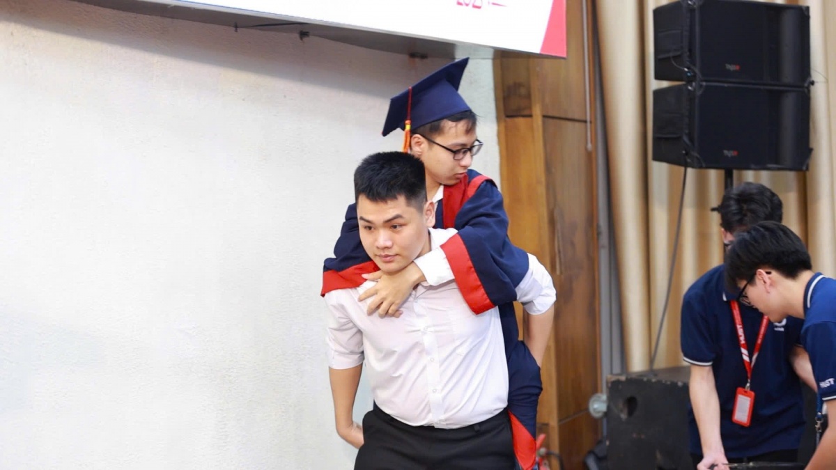 Đằng sau khoảnh khắc cõng bạn lên nhận bằng