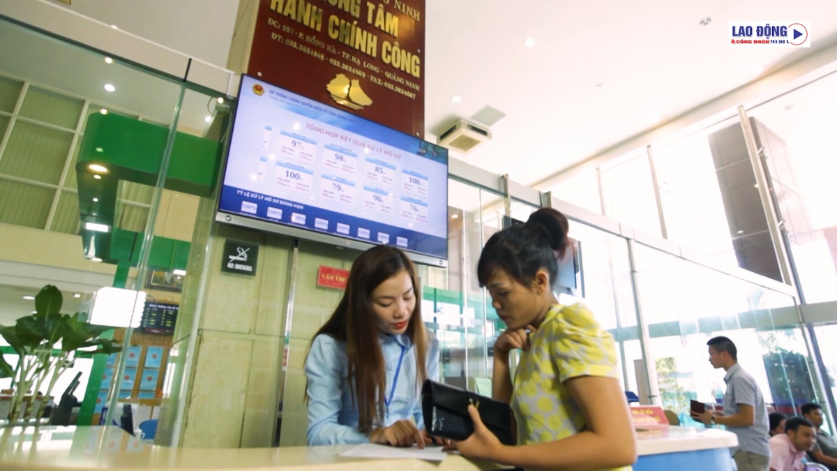 Điều kiện, thủ tục kéo dài thời gian giữ chức vụ đến tuổi nghỉ hưu của công chức, viên chức