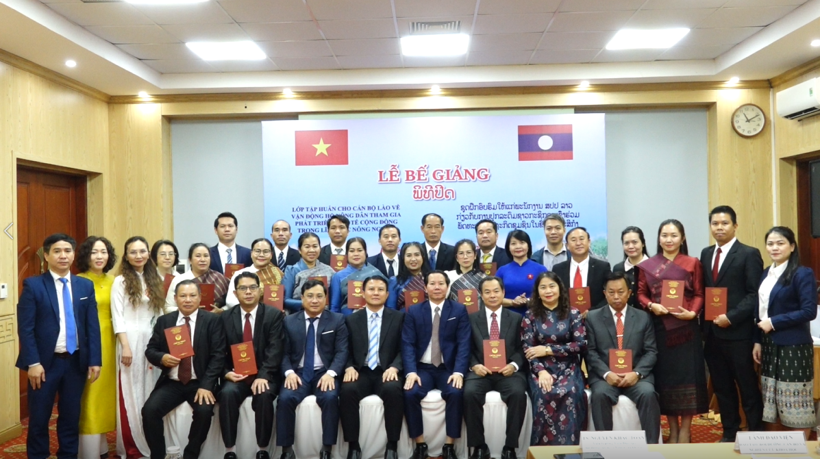 Bế giảng lớp tập huấn cho cán bộ Lào về phát triển kinh tế cộng đồng trong nông nghiệp