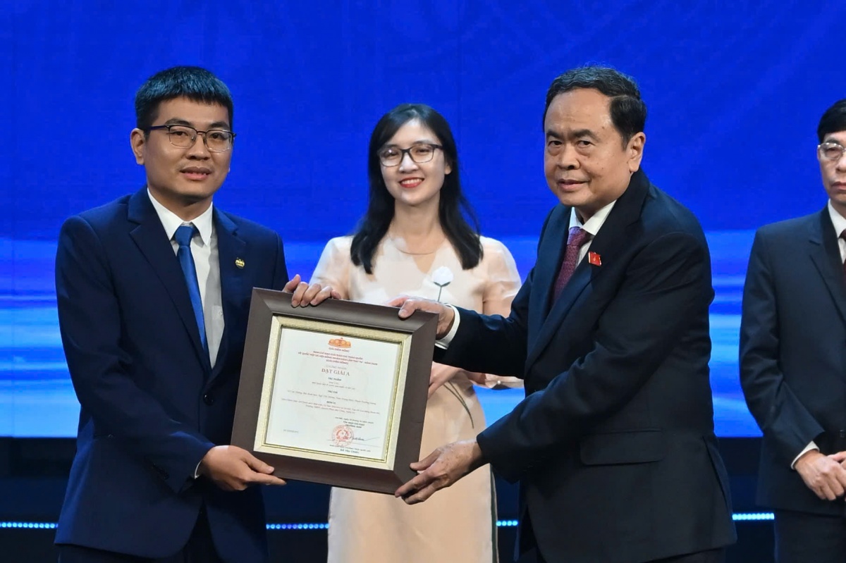 Lễ trao Giải báo chí toàn quốc về Quốc hội và Hội đồng nhân dân lần thứ IV