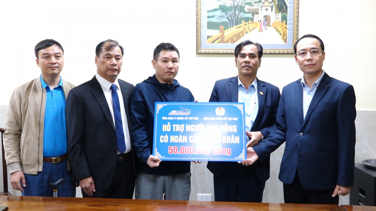 Thăm công nhân ngành Đường sắt bị tai nạn lao động