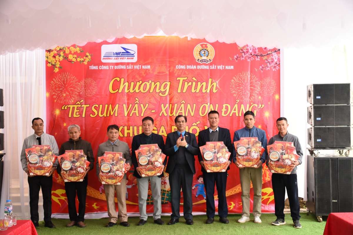 “Tết sum vầy – Xuân ơn Đảng” đến với công nhân đường sắt tại ga Yên Trạch, Phố Vị