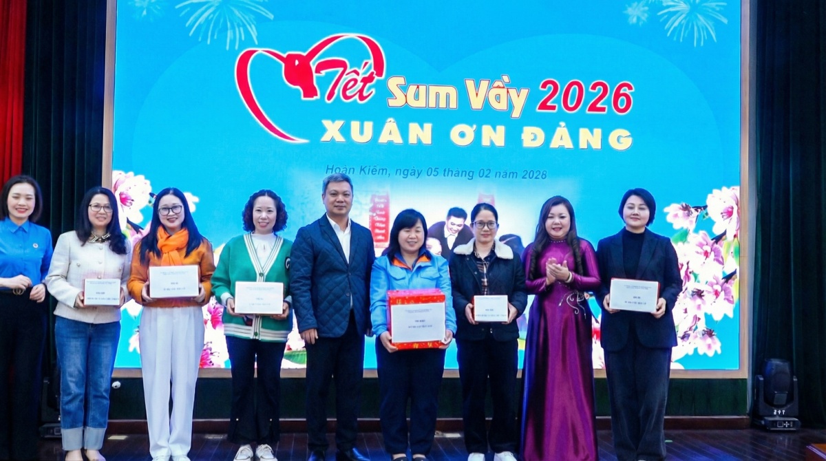 Công đoàn phường Hoàn Kiếm mang mùa Xuân sớm đến với người lao động