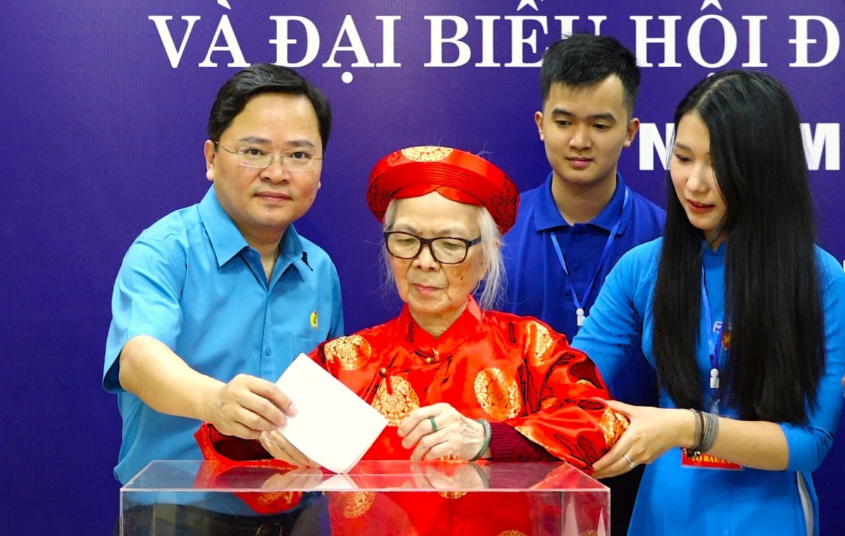 Chủ tịch Tổng LĐLĐ Việt Nam tham gia bỏ phiếu tại phường Xuân Đỉnh, TP Hà Nội