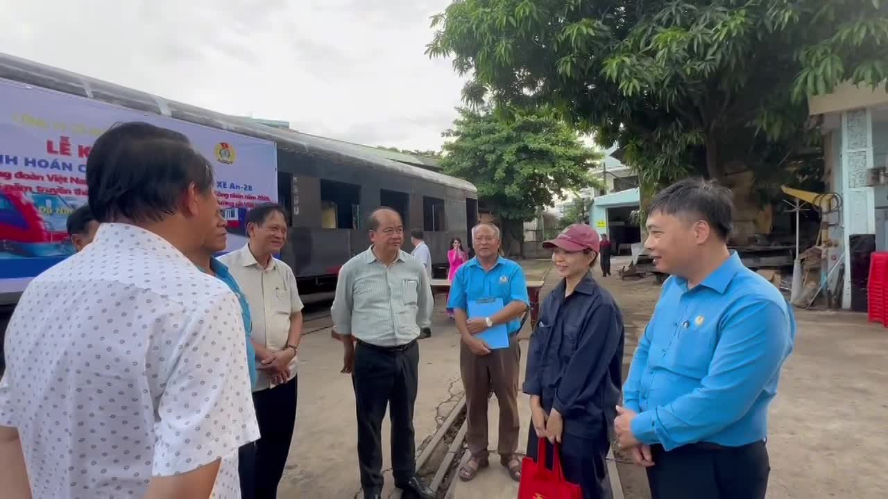 Lãnh đạo đường sắt thăm hỏi công nhân khó khăn